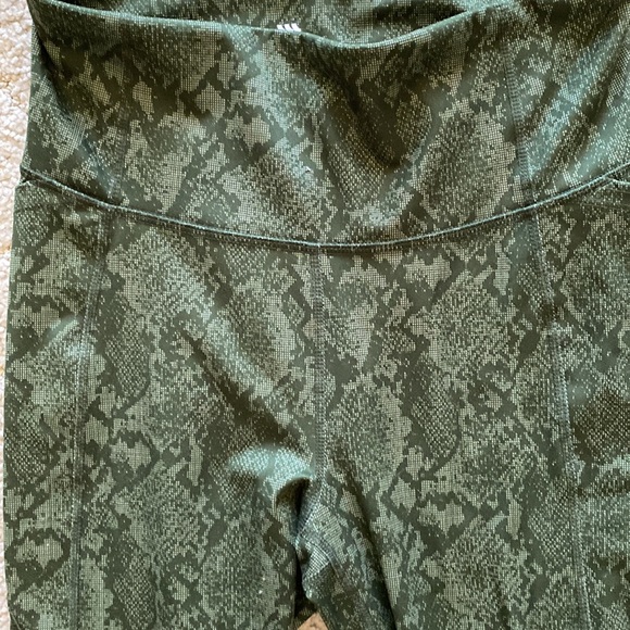 Snake print leggings. - Picture 2 of 3